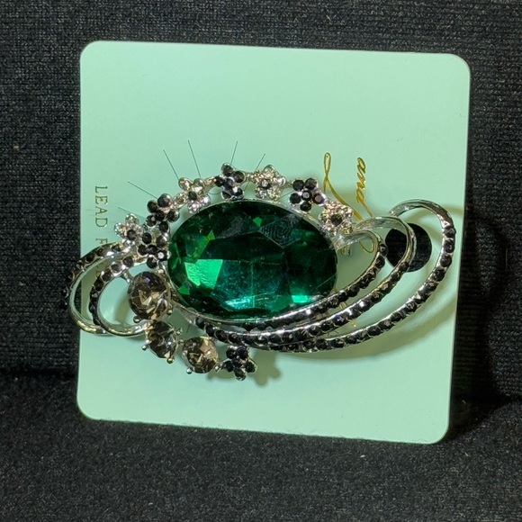 and Lovey’s Green Sparkling Geometric Brooch - Picture 2 of 9